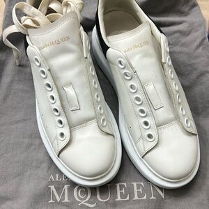 Alexander mqueen sneakers, ONLY HAS 1 shoe lace